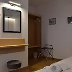 Manos Hotel 2*