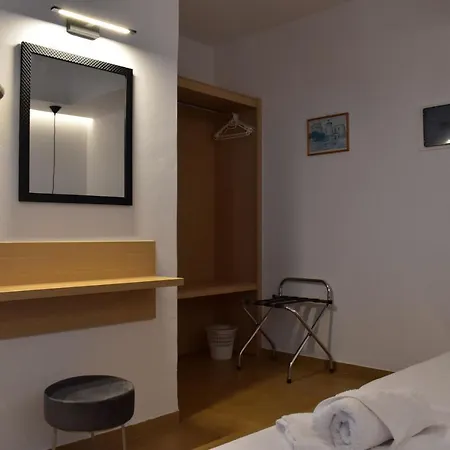 Manos Hotel 2*