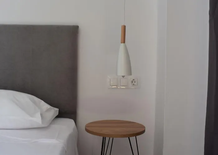 Manos ファリラキ